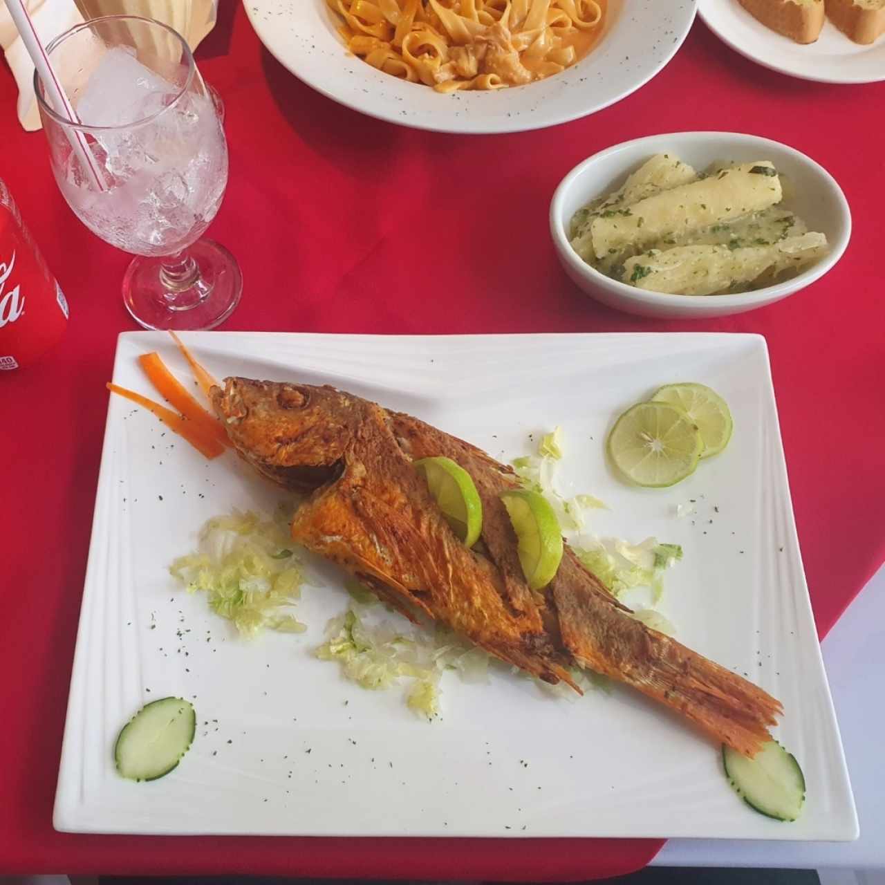 pargo feito entero con yuca al moho