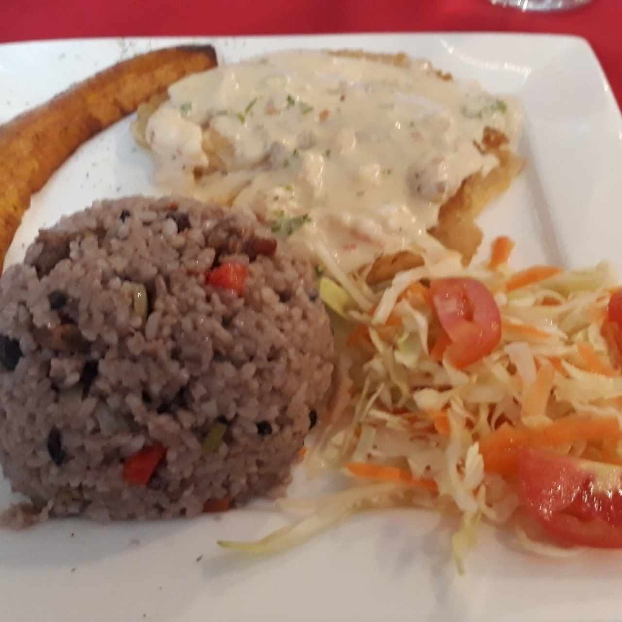 Filete de pescado en salsa de camarones