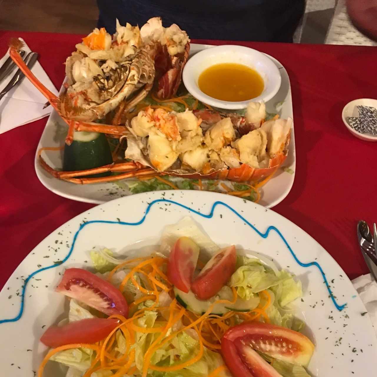 Langosta al ajillo con ensalada verde