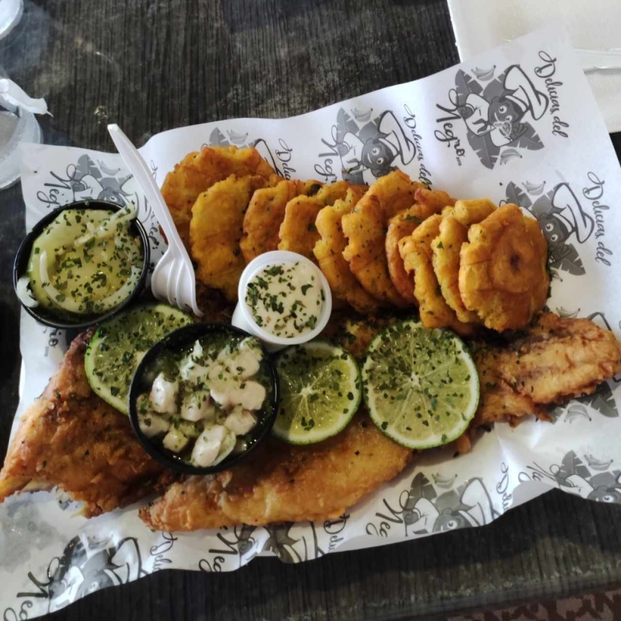 Filete de pescado al escabeche con salsa de la casa aparte