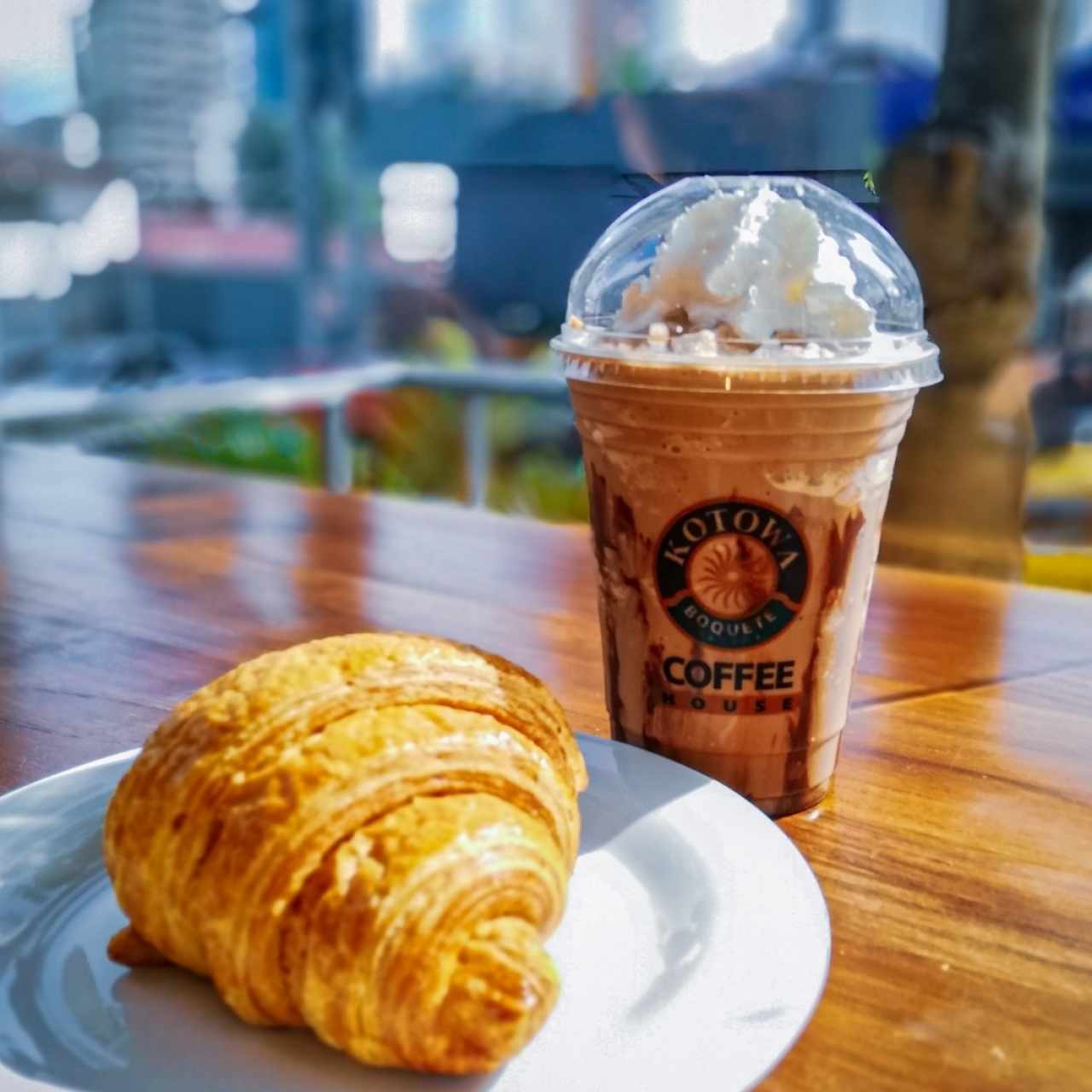 Croissant Sencillo y Frappé de Chocolate Menta 😇