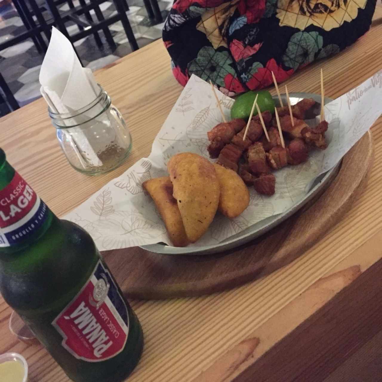 Chicharrones y empanadas de pollo de maiz