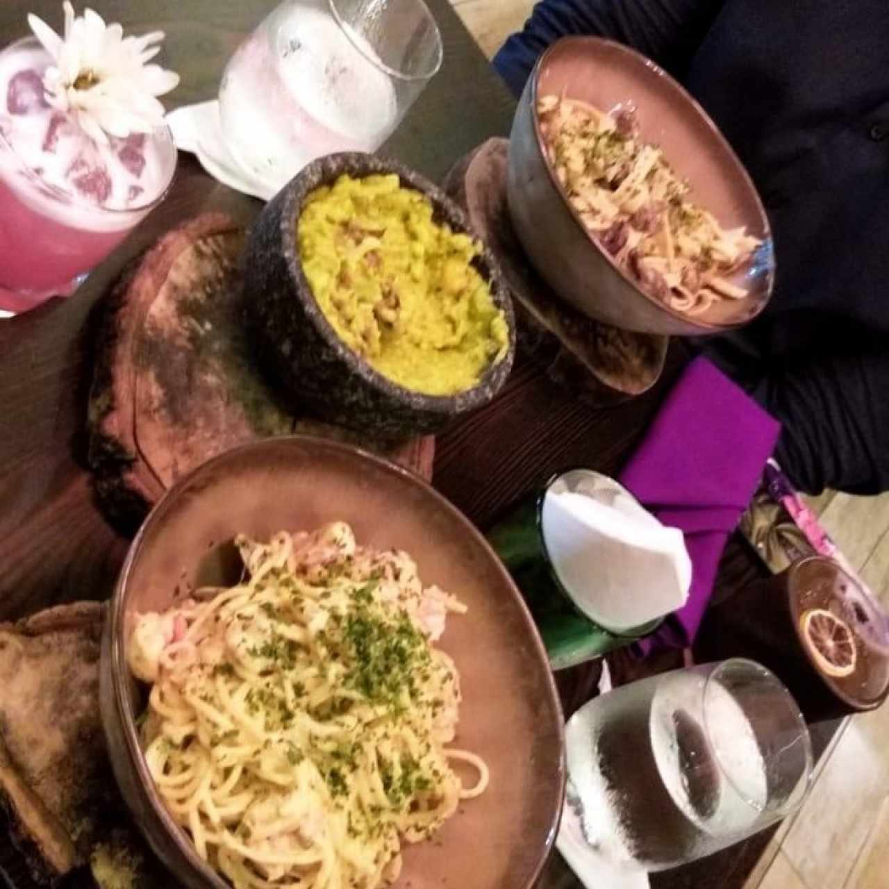 Guacamole-Flor de la vida-linguini de entraña-pasta del mar-Diego.