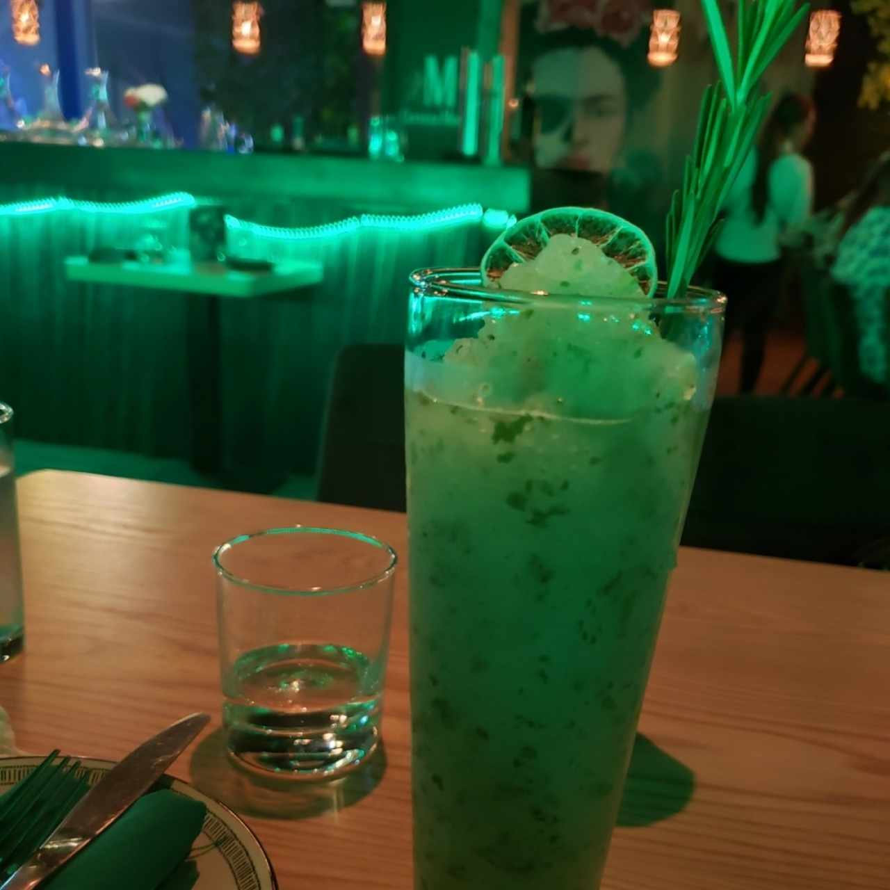 Limonada con hierba buena y un shot de Bacardi 🌿