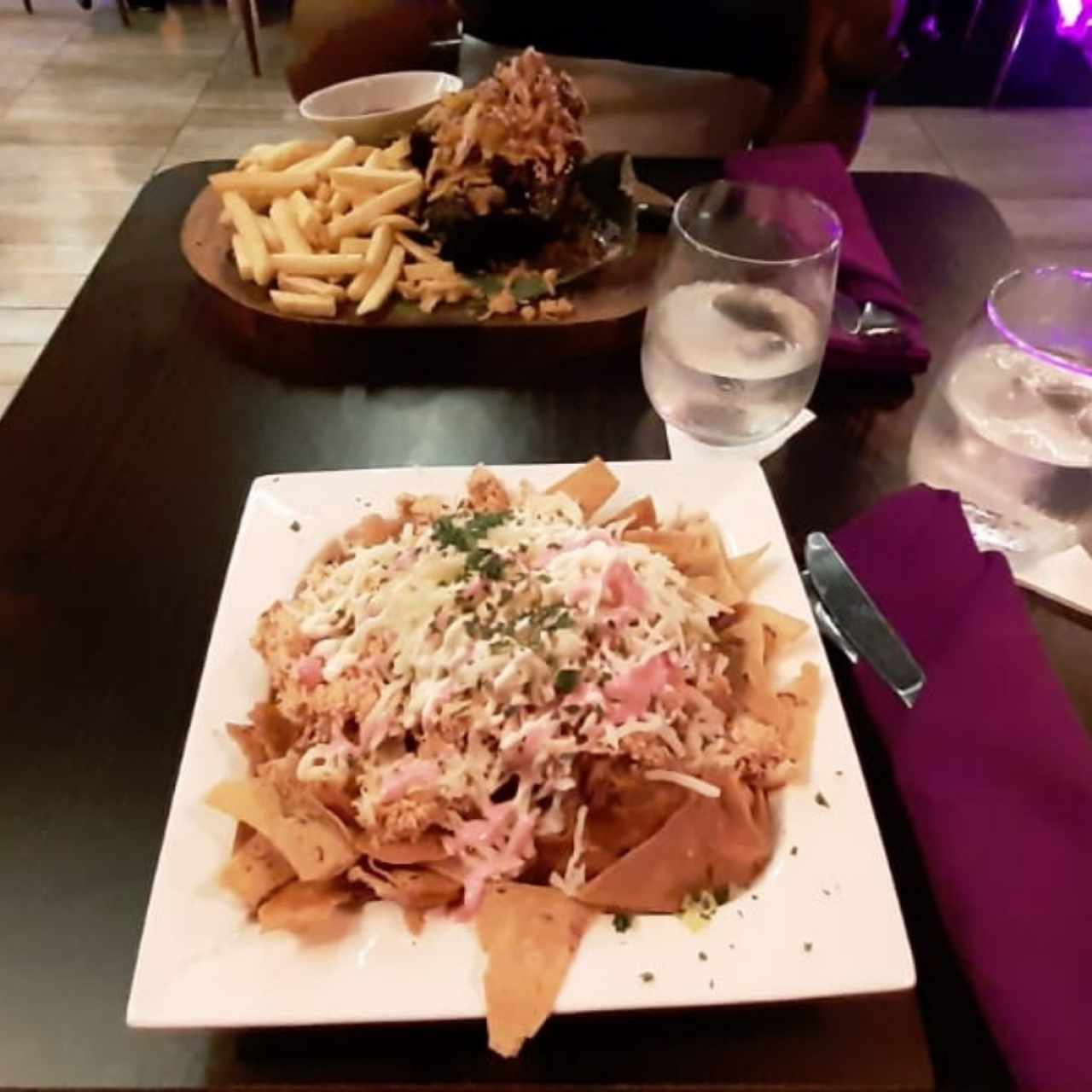 nachos mixtos y costilla de la casa 