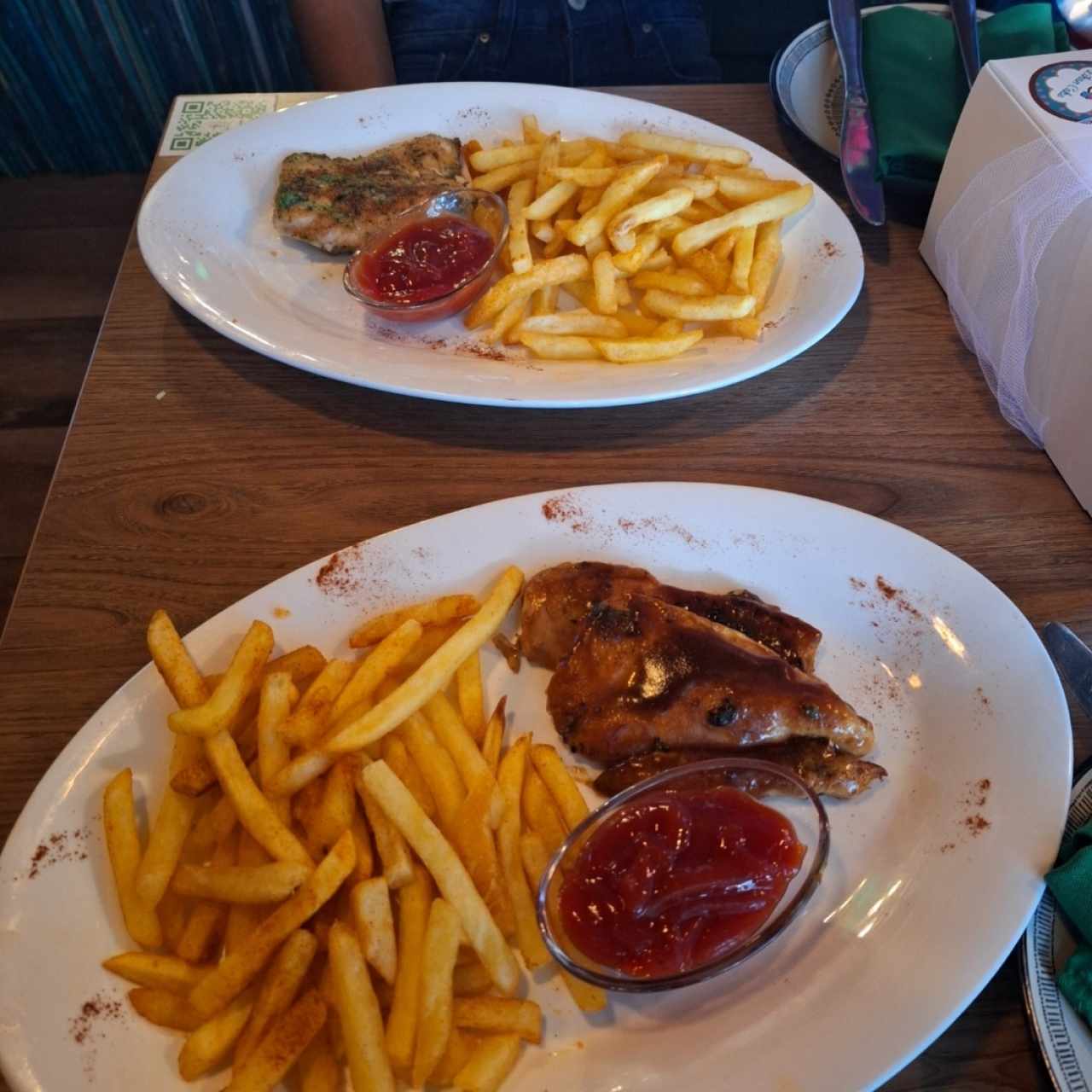 Pollo al ajillo y pollo bbq con papas fritas