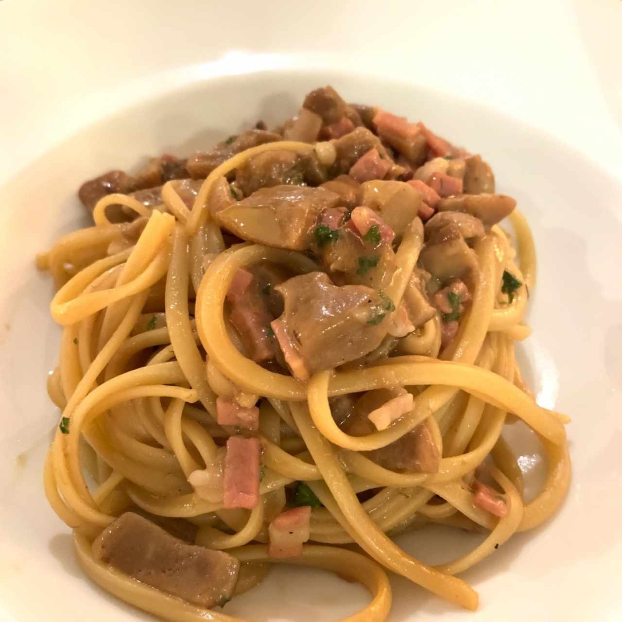 Pasta con hongos y jamón