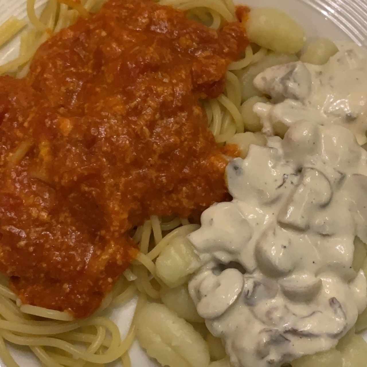 pasta sorrentina y gnocchis hongos y panceta terminados en casa 