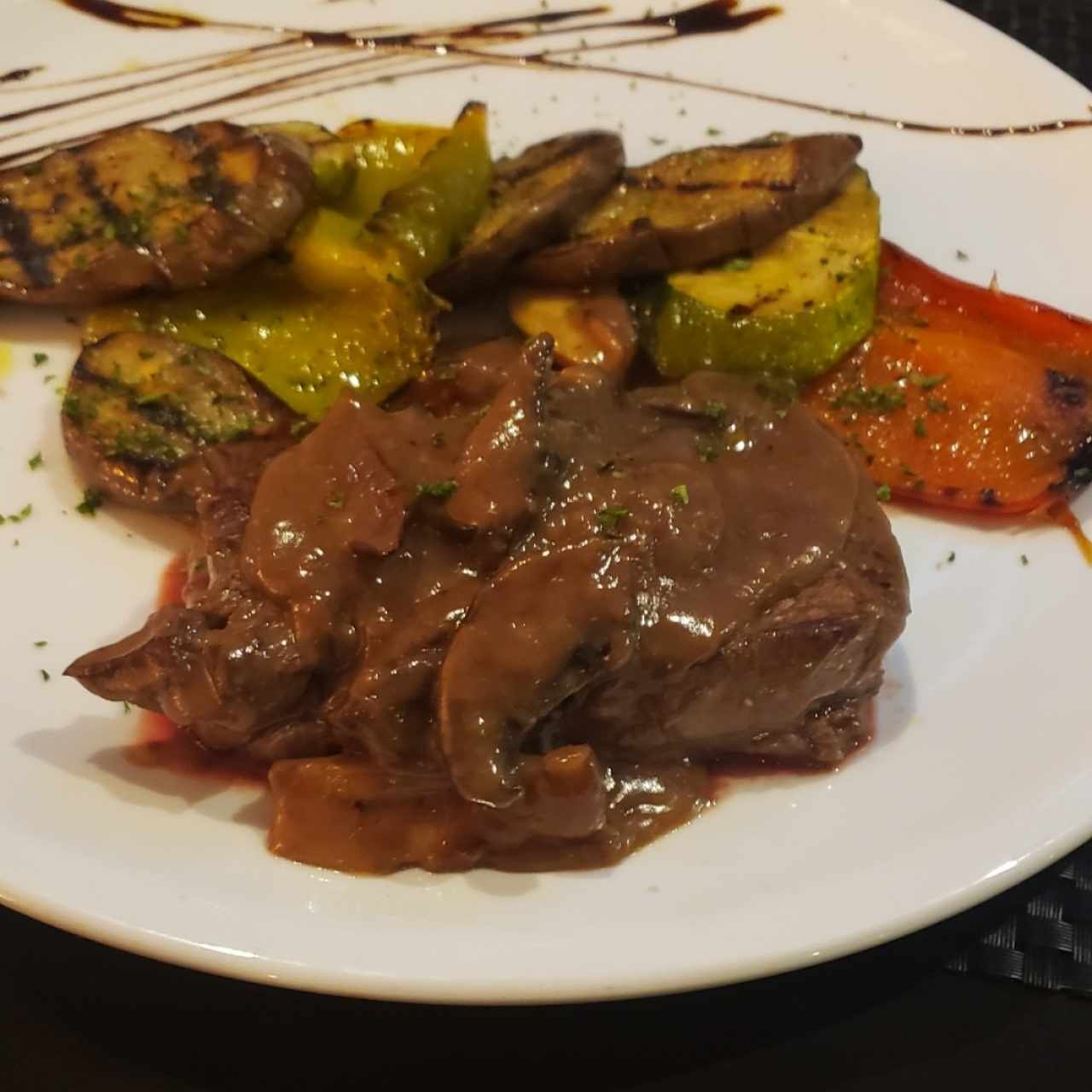 Filete de res con salsa de hongos