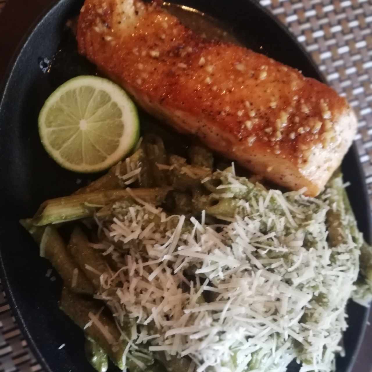 salmón con fideos al pesto 