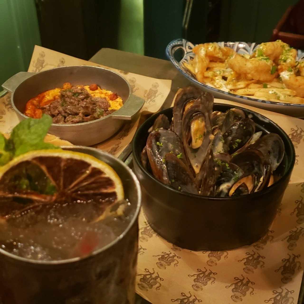 Tapeo - Los Mejillones, papas con langostinos, Humus!