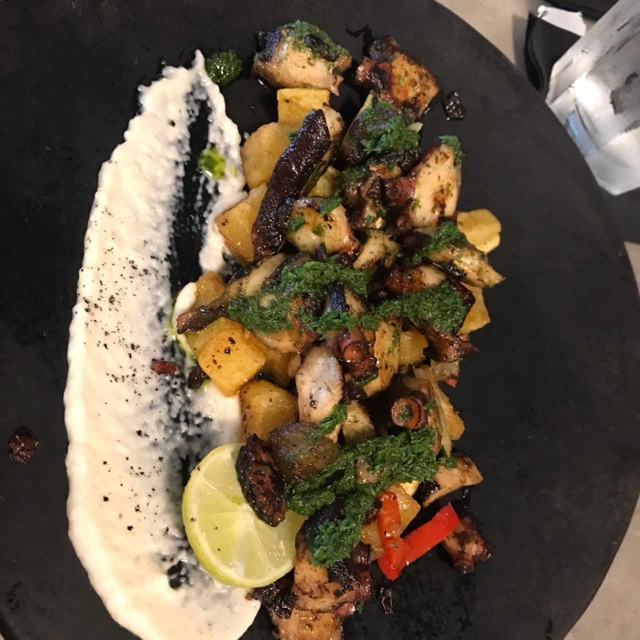 Pulpo salteado con papás