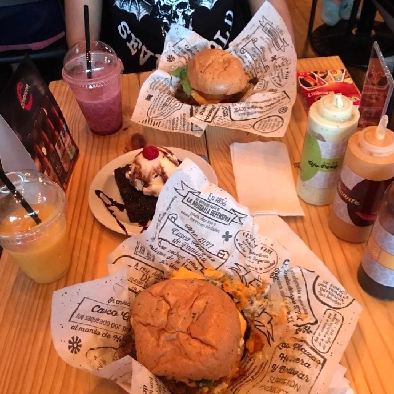 La Catedral, Central Burger, Brownie con helado y frosties de maracuyá y mora.