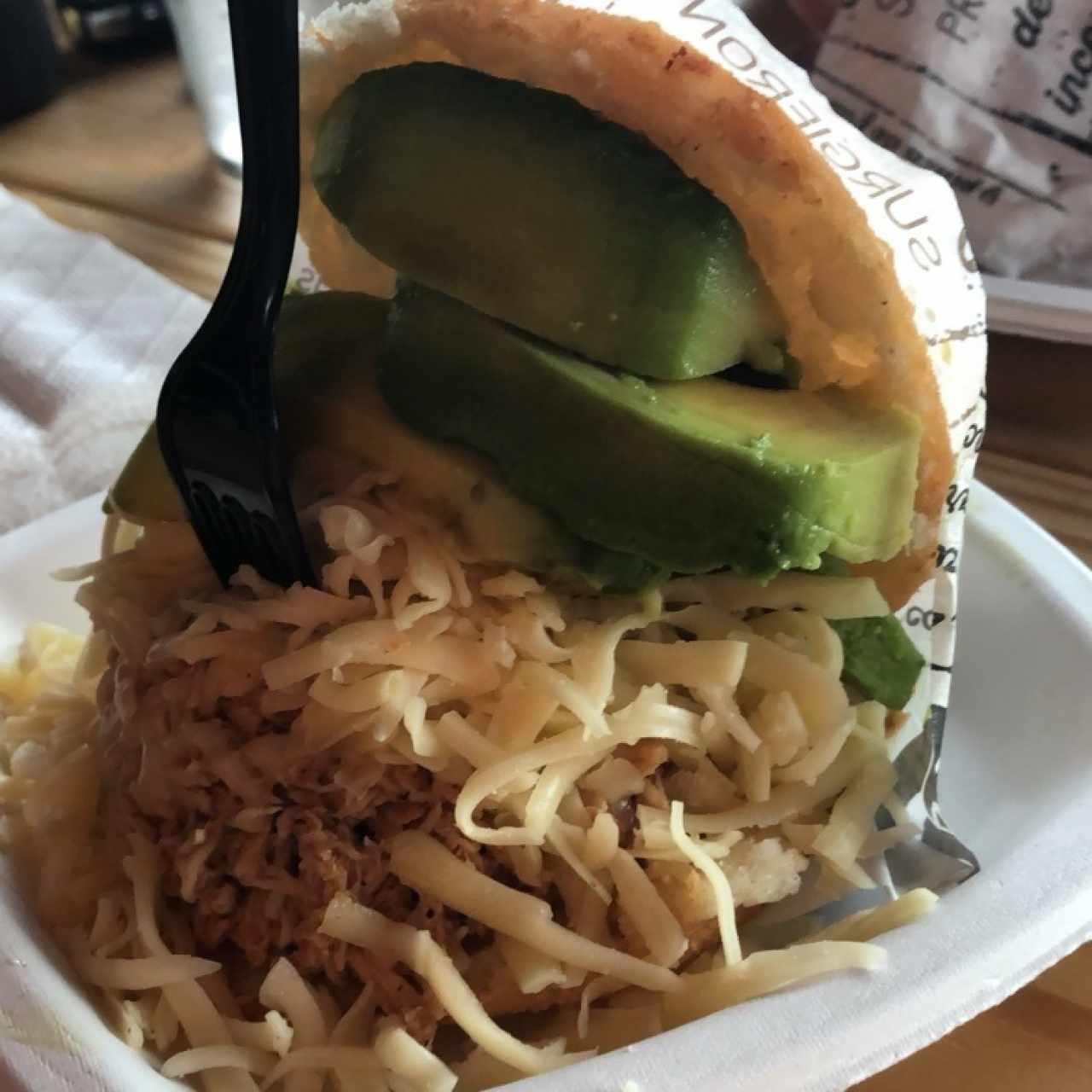 arepa de pollo, queso y aguacate