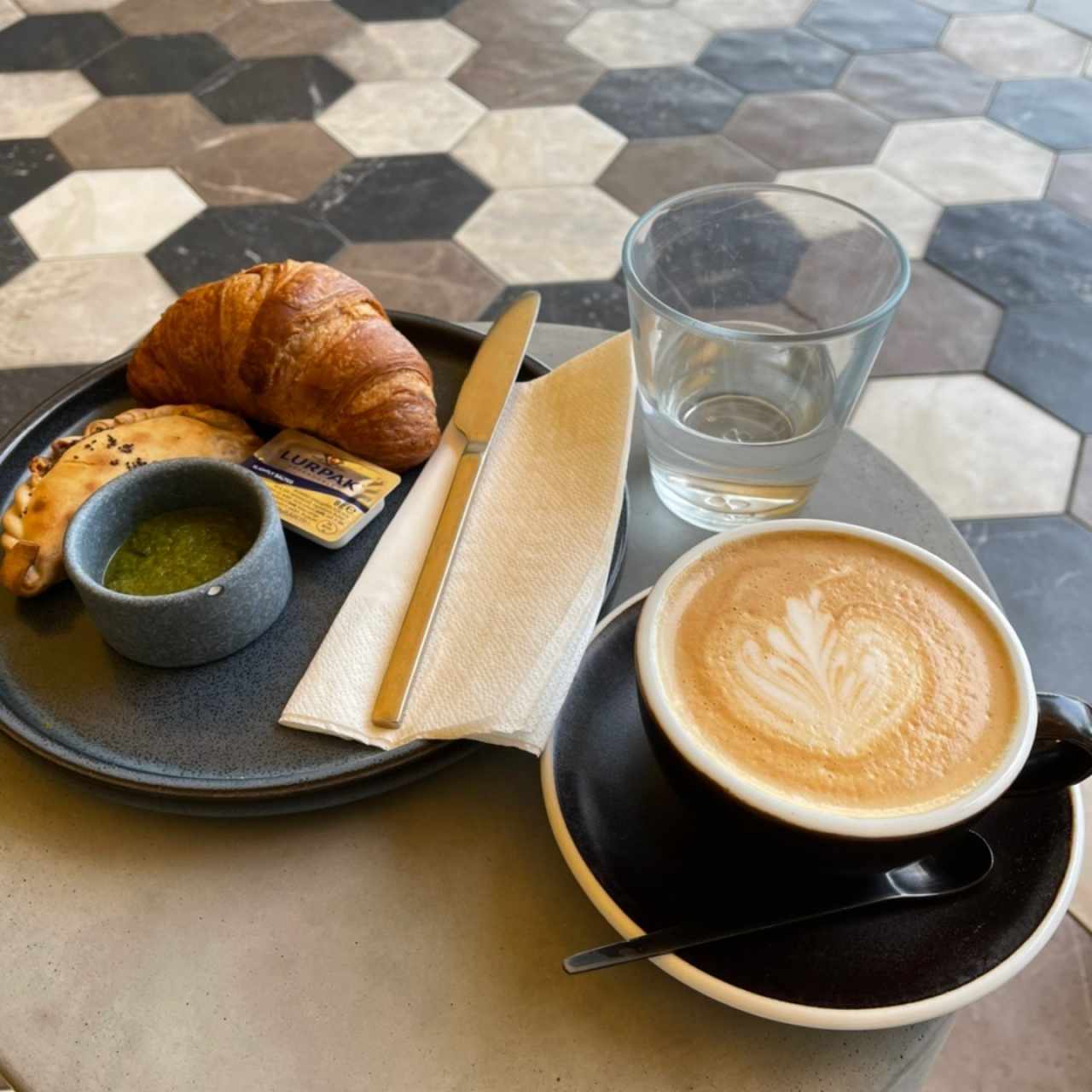 Empanada de Cordero y croissant y cappucino