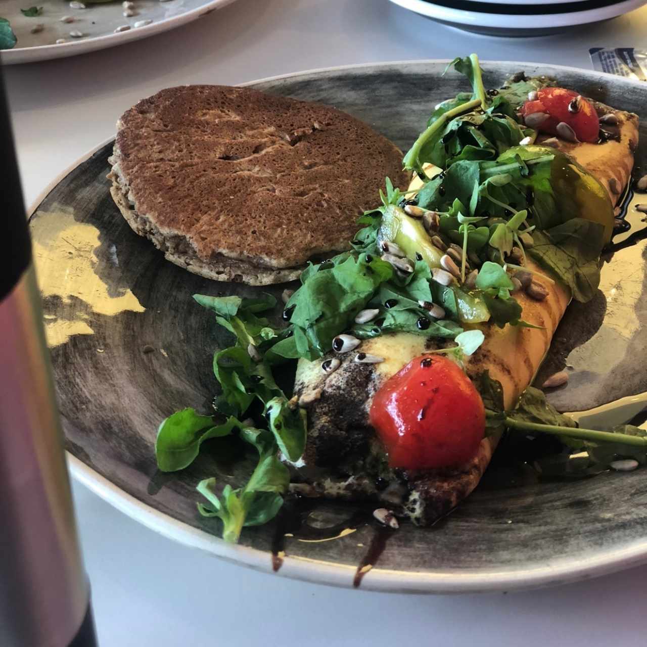 omelette y pan de almendras 