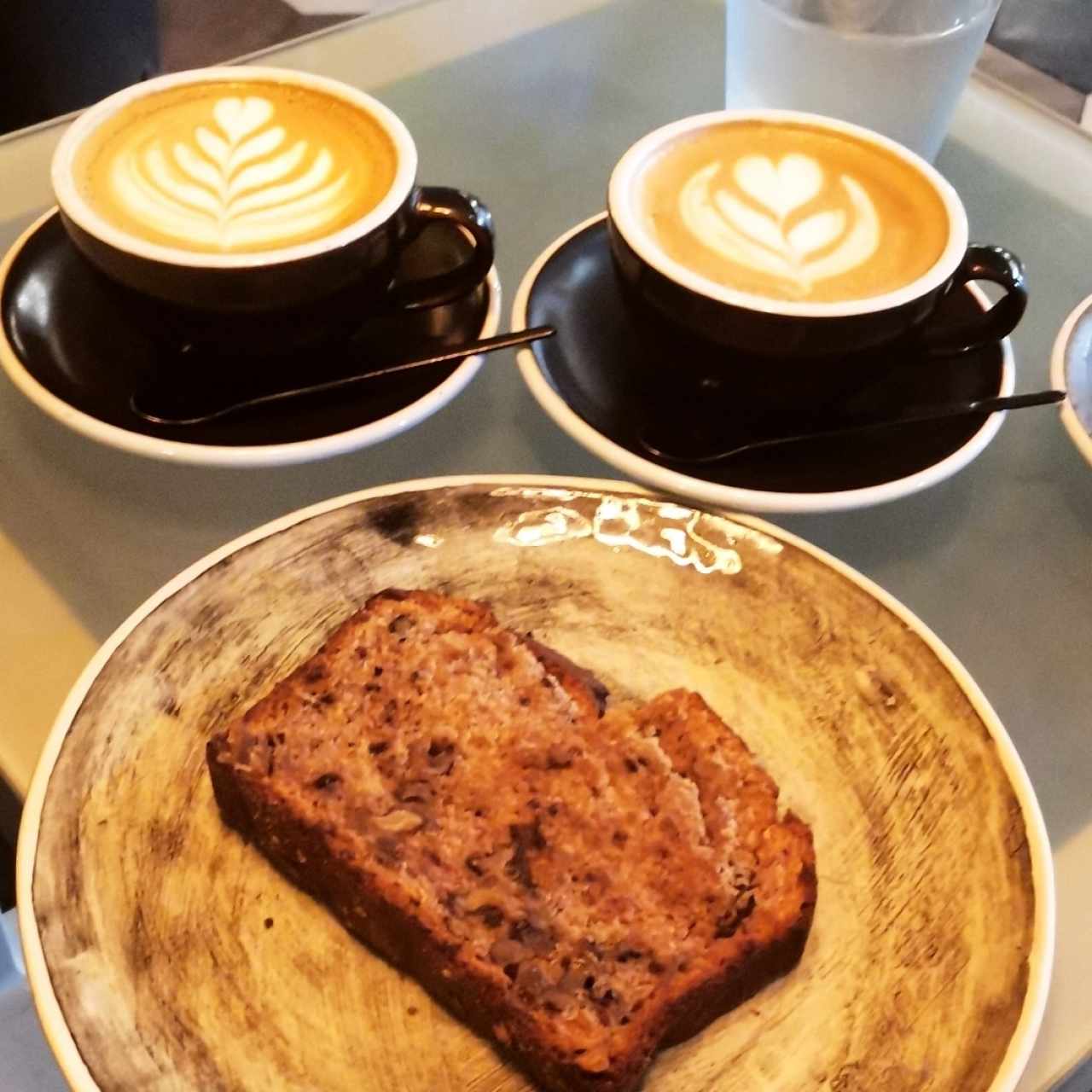 Cappuccino Danés y Coffee Cake de Guineo y Nueces