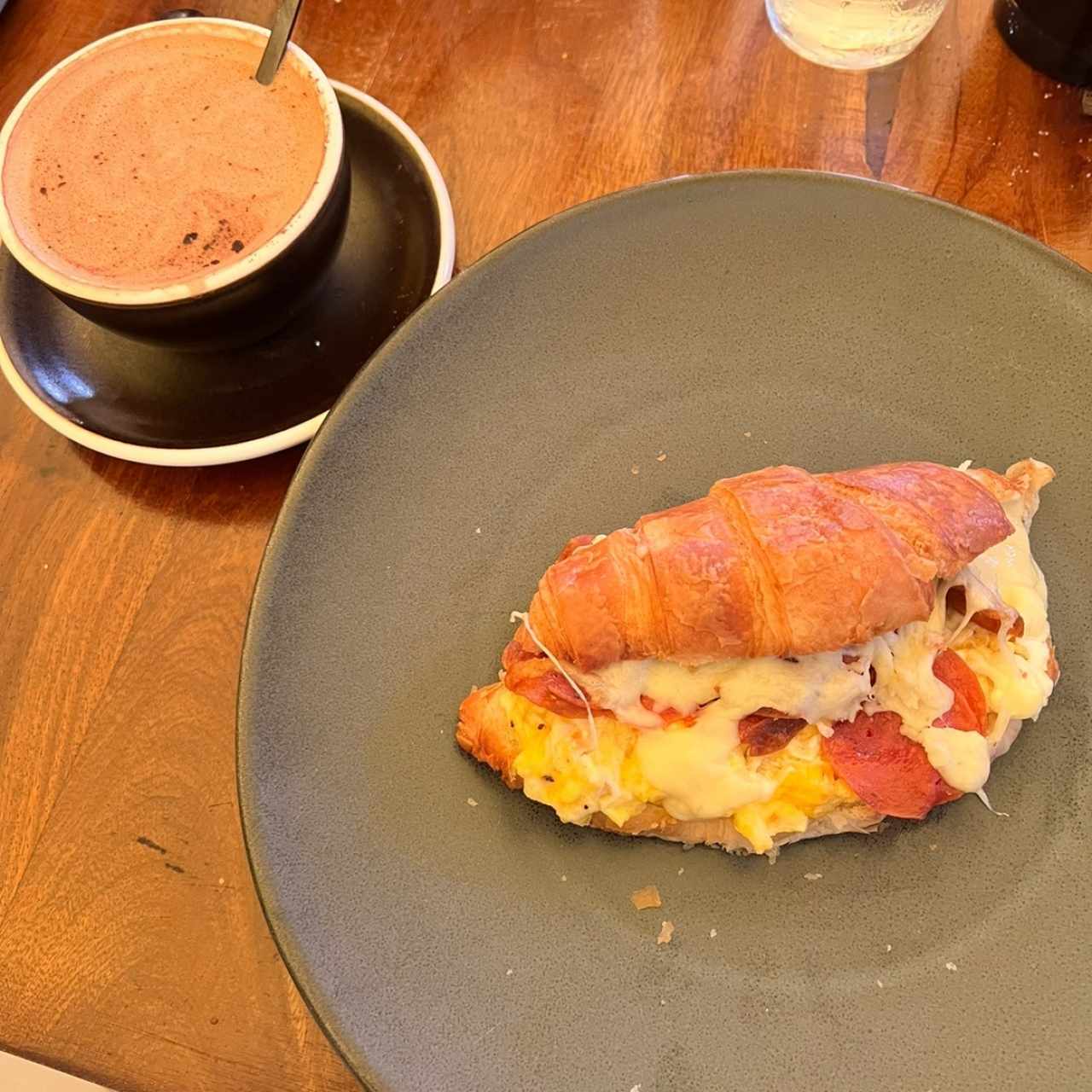 Croissant relleno y chocolate caliente