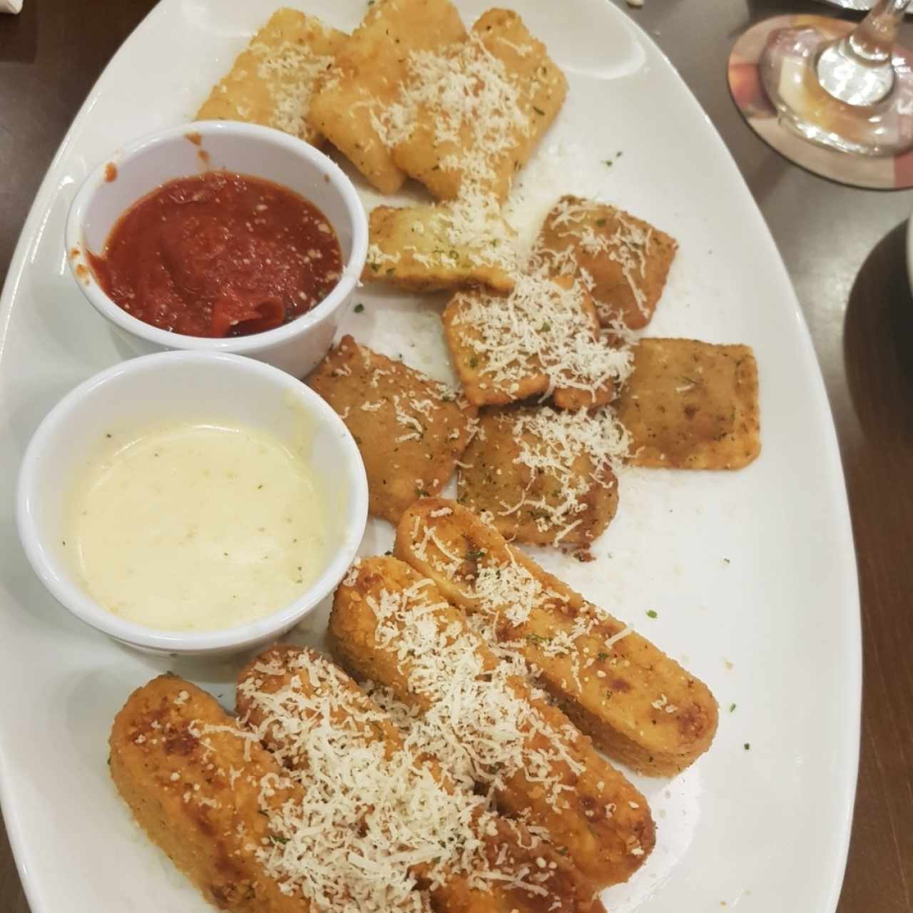 sampler de lasaña frita, toasted ravioli y fried mozzarella 