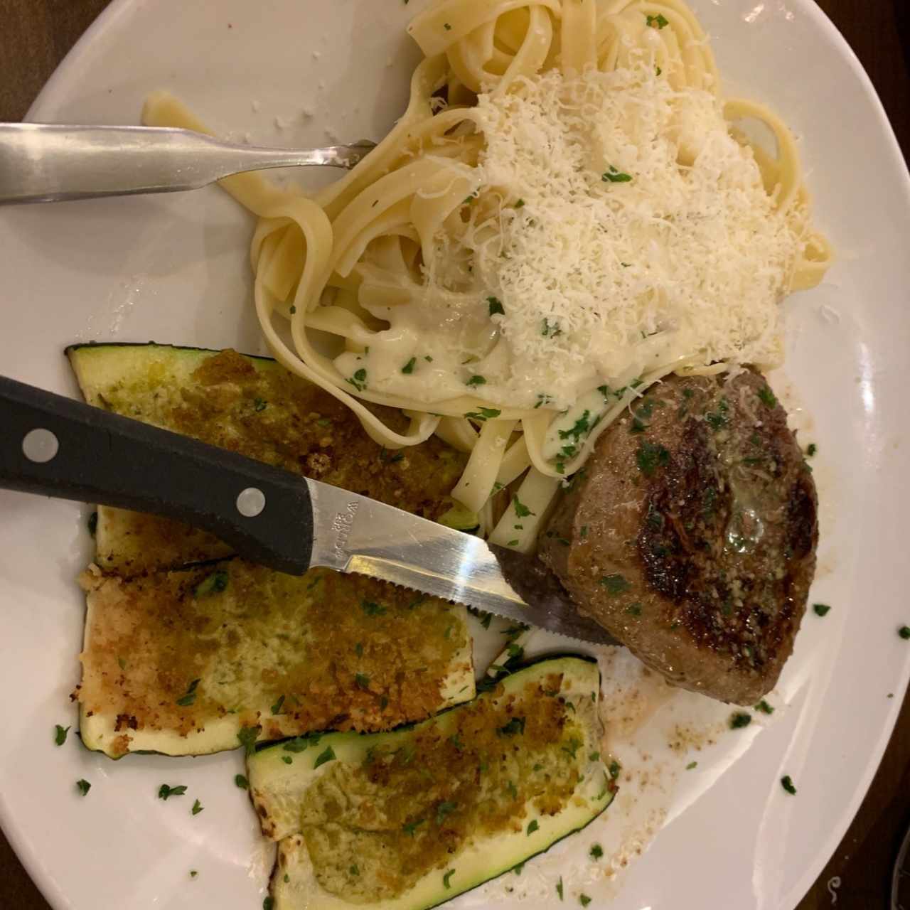 Solomillo con Fetucinni y Zuchinni alla Parmesana