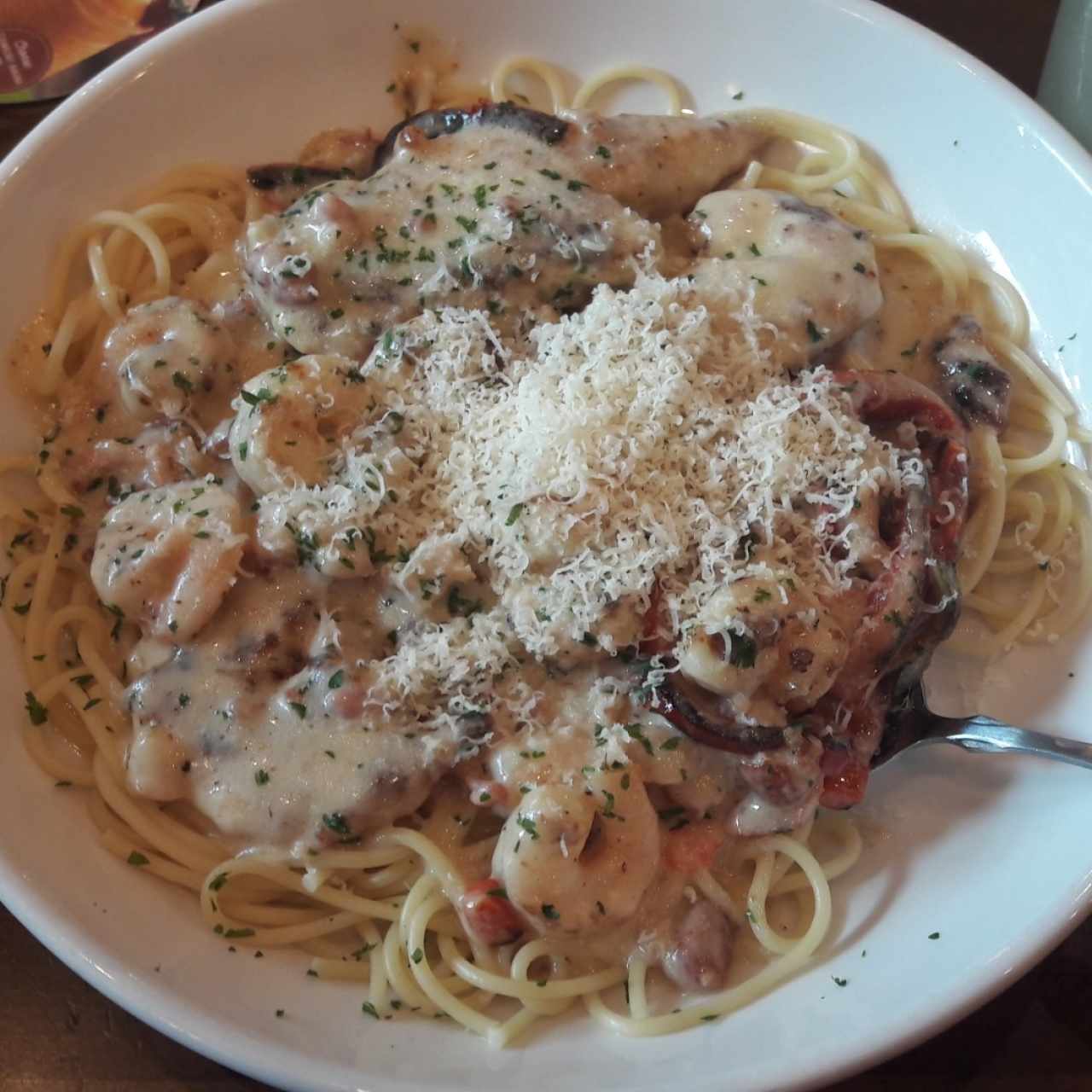 Pasta con pollo y camarones