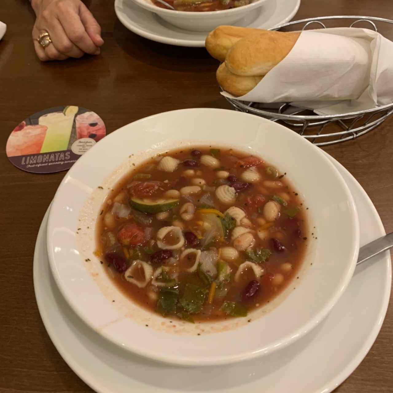 sopa de Minestrone, y el pan; muy buenos