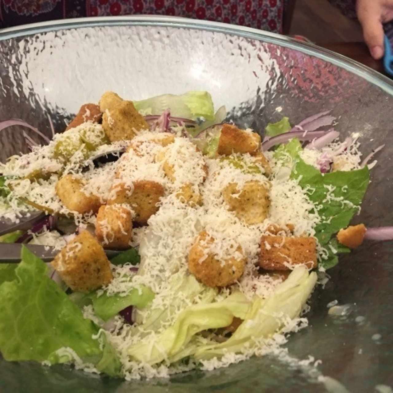 ensalada con queso parmesano