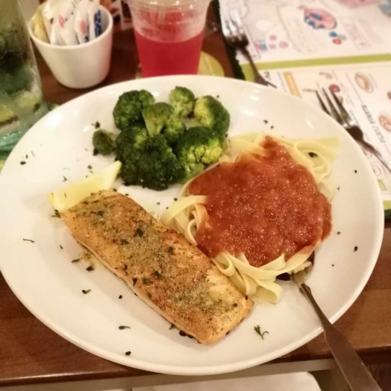 salmón a la, plancha con fettucine en salsa roja