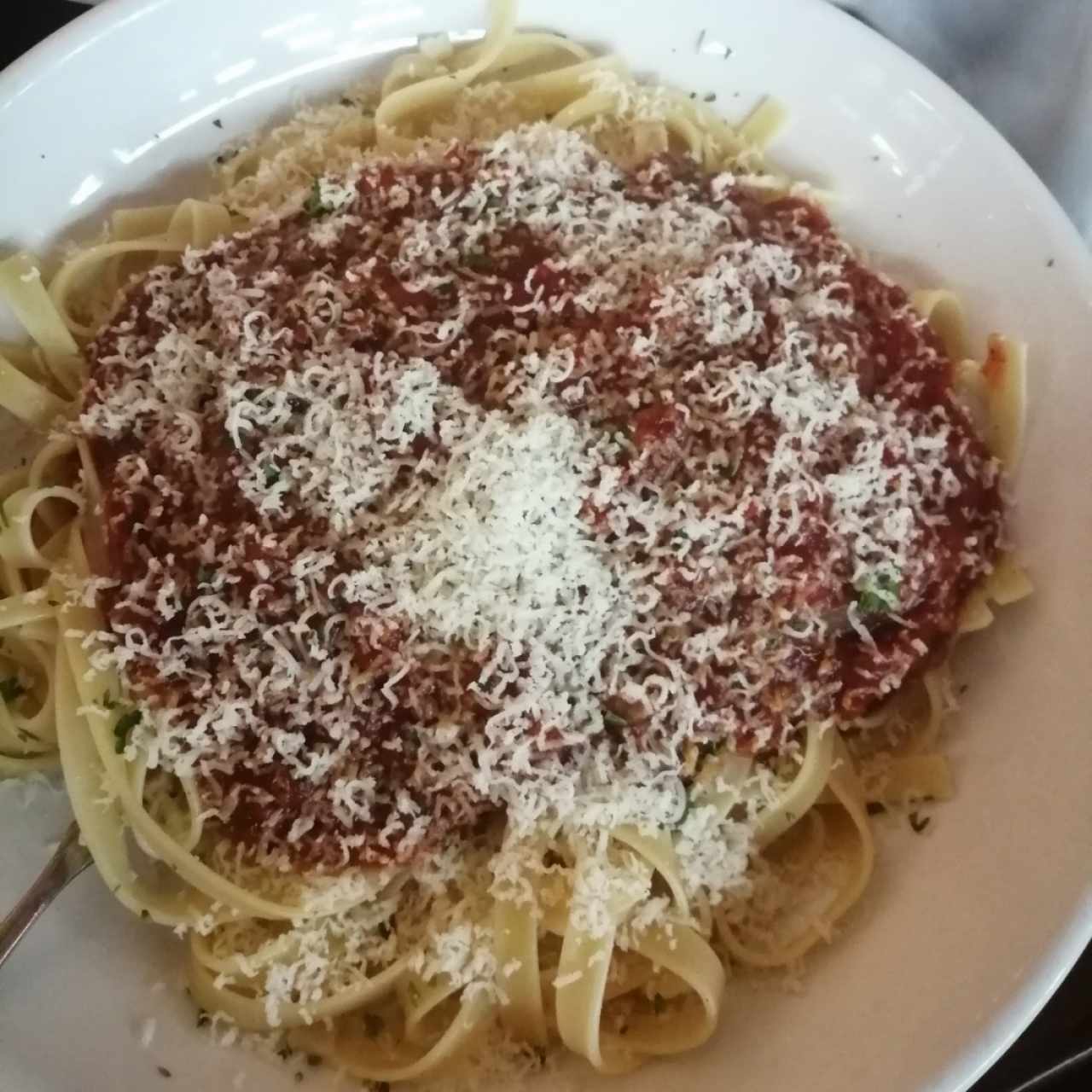 fetuccini a la bolognesa con pollo a la plancha 