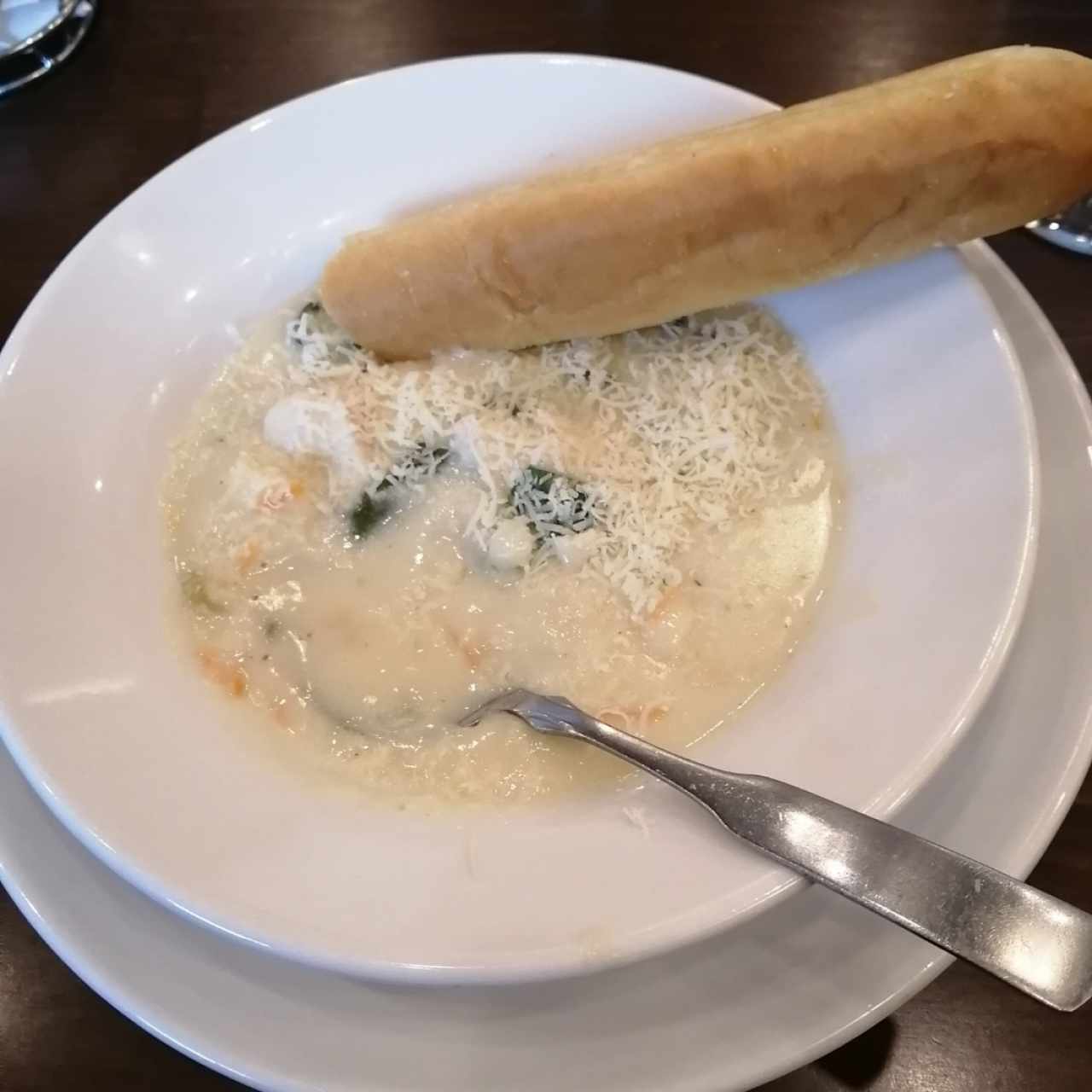 sopa de noqui, vegetales y pollocon queso parmesano y un pan de la casa delicioso 