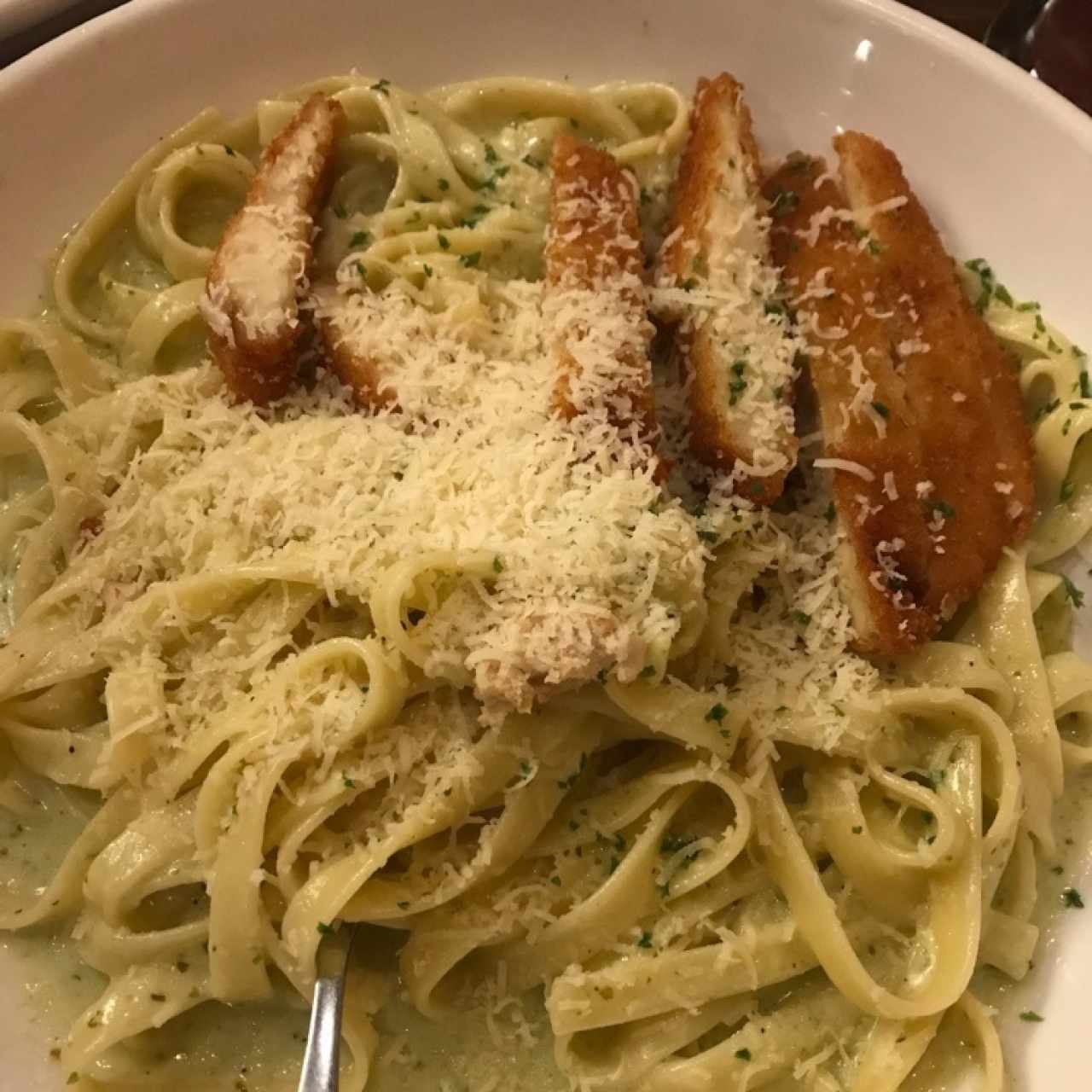 Fettuccini con Salsa Creamy Pesto y Pollo apanado