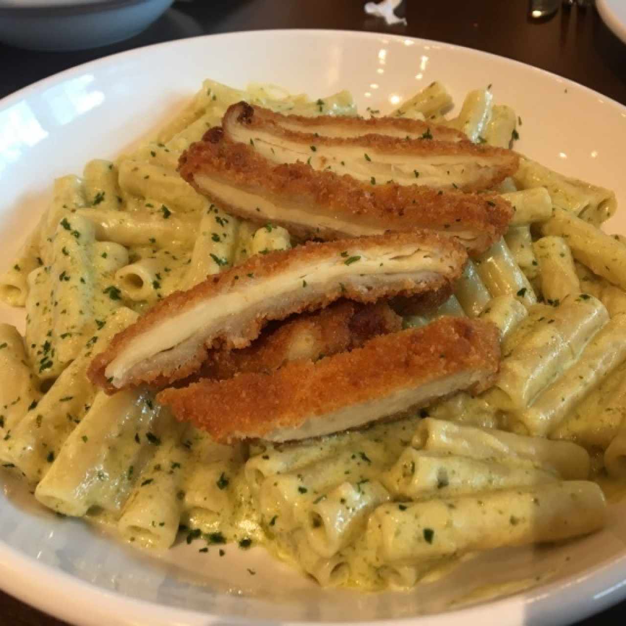 pasta con pesto cremoso y pollo