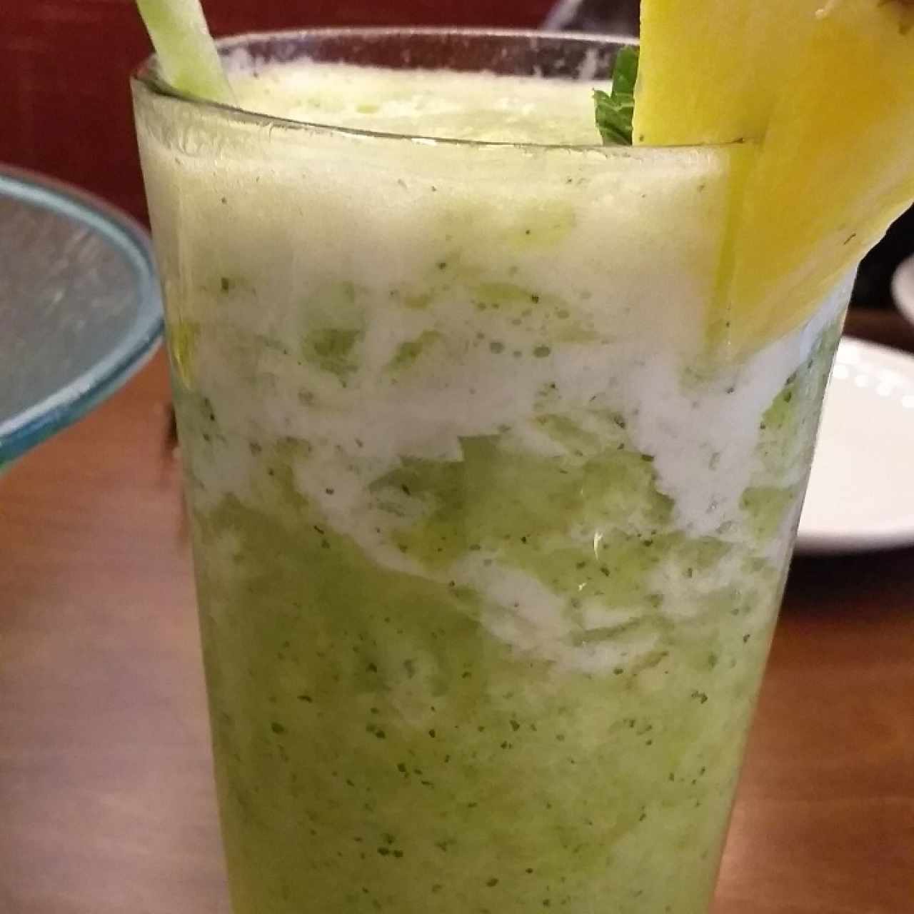 jugo de piña con hierbabuena 