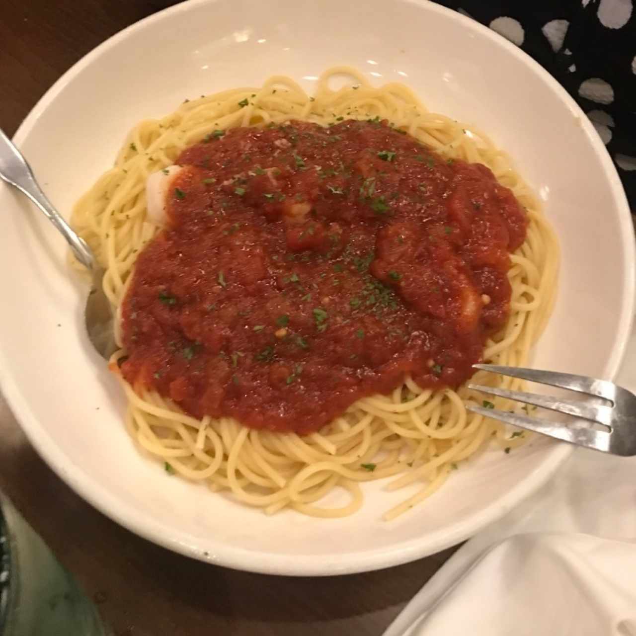 pasta en salsa marinara con camarones