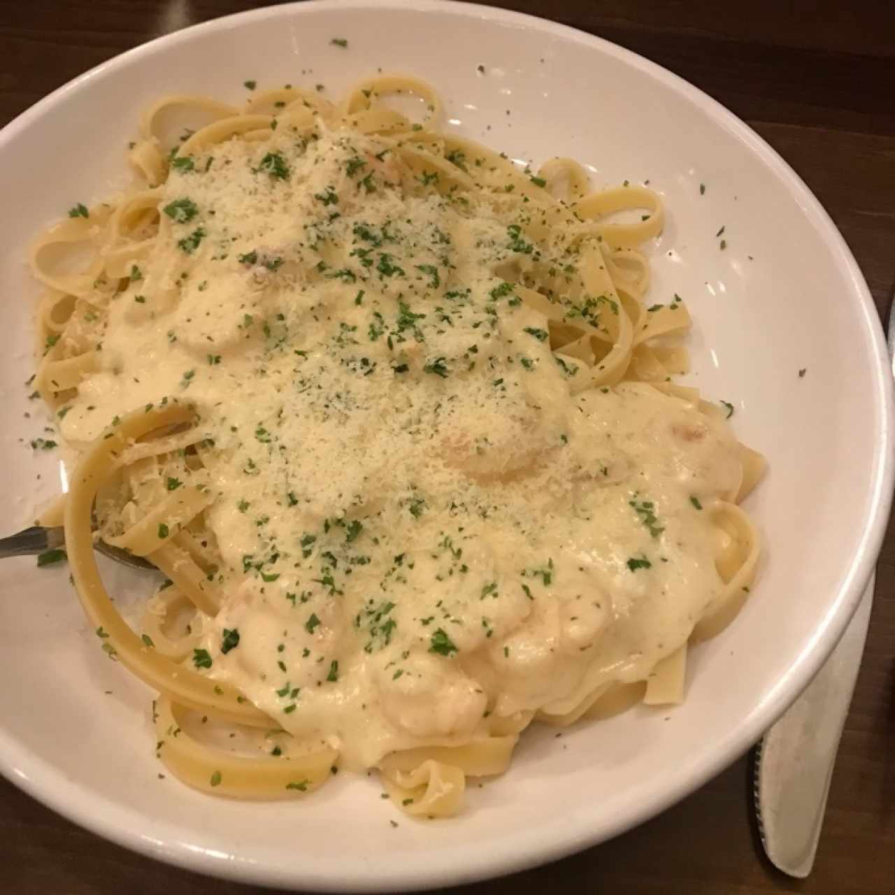 pasta en salsa alfredo con camarones