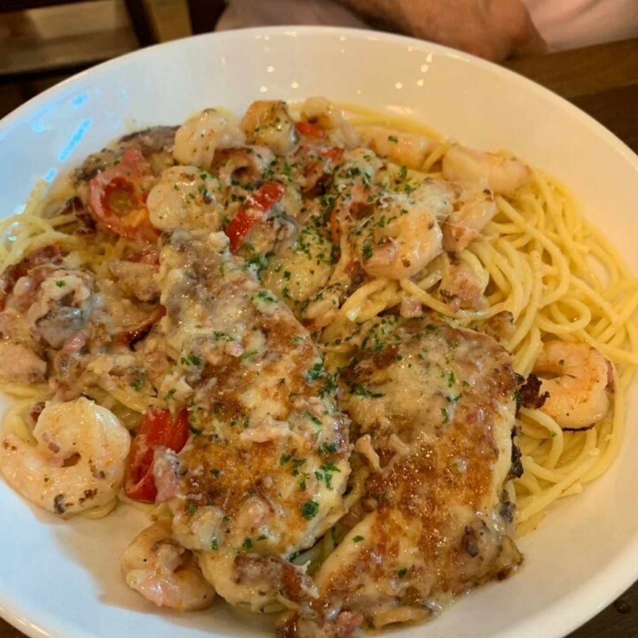 spaghetti carbonara con pollo y camarones