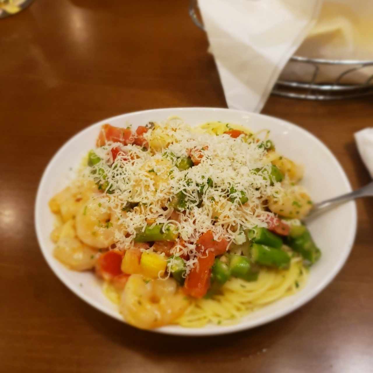 Pasta con shrimp y espárragos 