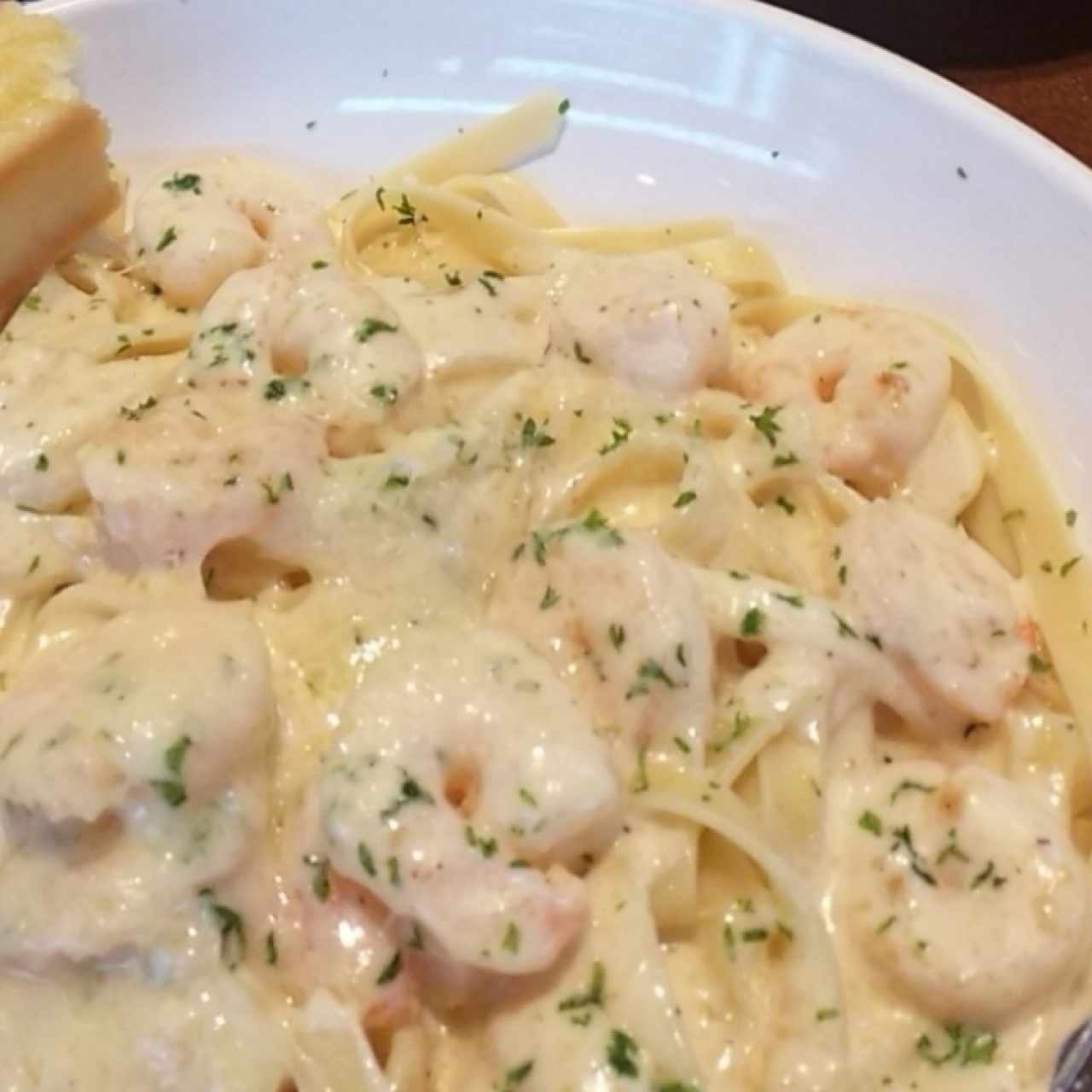 fetuccini con camarones en salsa Alfredo. 