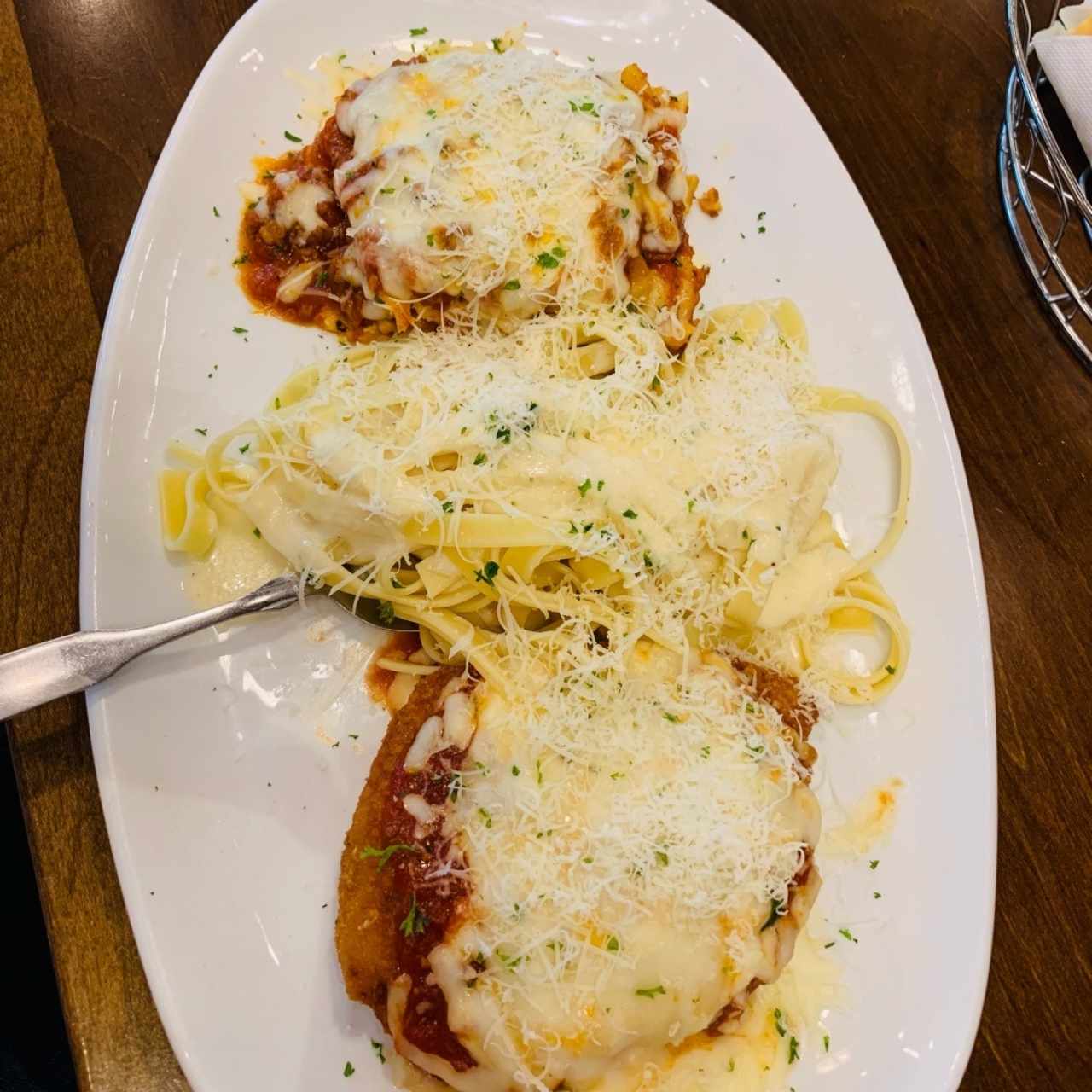 Trio de lasaña, pasta alfredo y pechuga de pollo 