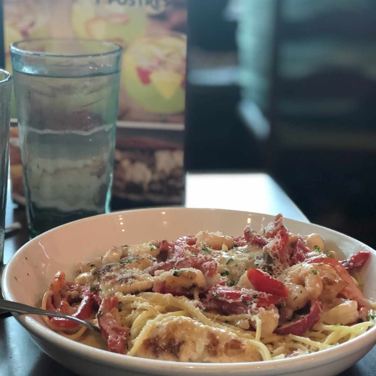 spaghetti con Camarones y Pollo