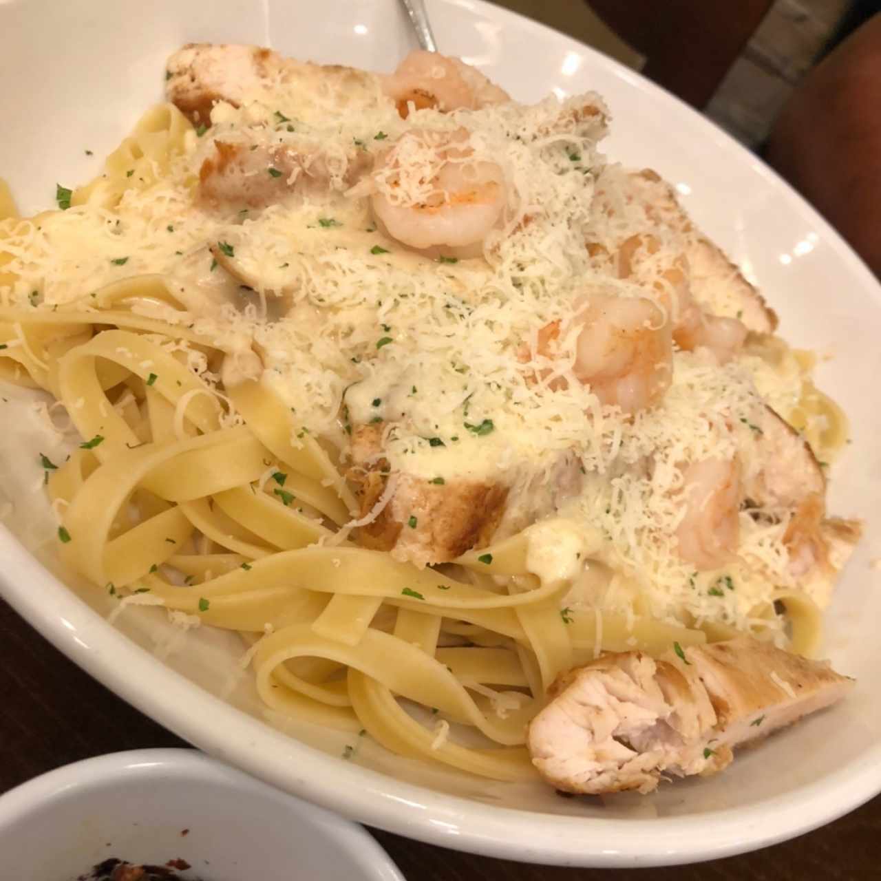 pasta alfredo con camarones y pollo 