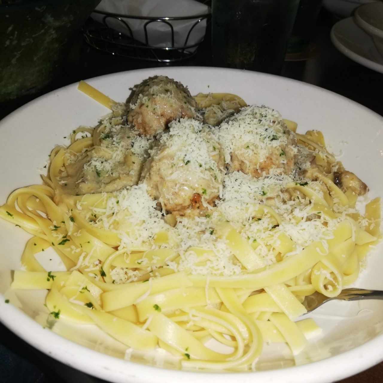 Espagueti de pasta Fetuccini con albóndigas bañadas con salsa de hongos 