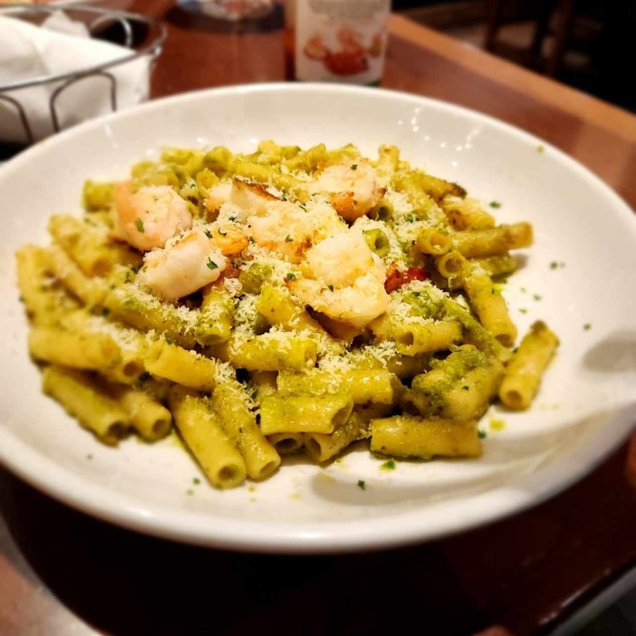 Pasta ziti con salsa pesto y camarón 