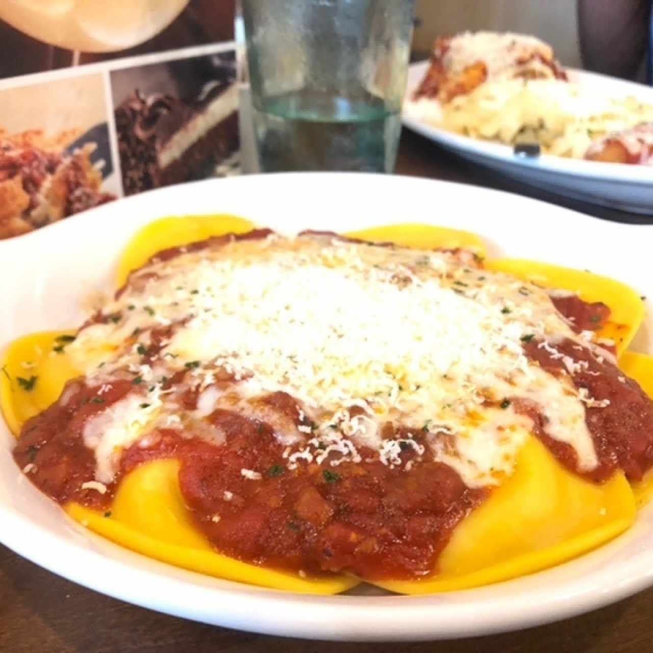 raviolis rellenos de queso en salsa boloñesa