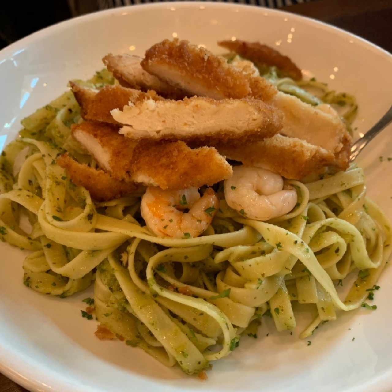 Fetuccini Pesto con pollo krispy y camarones salteados