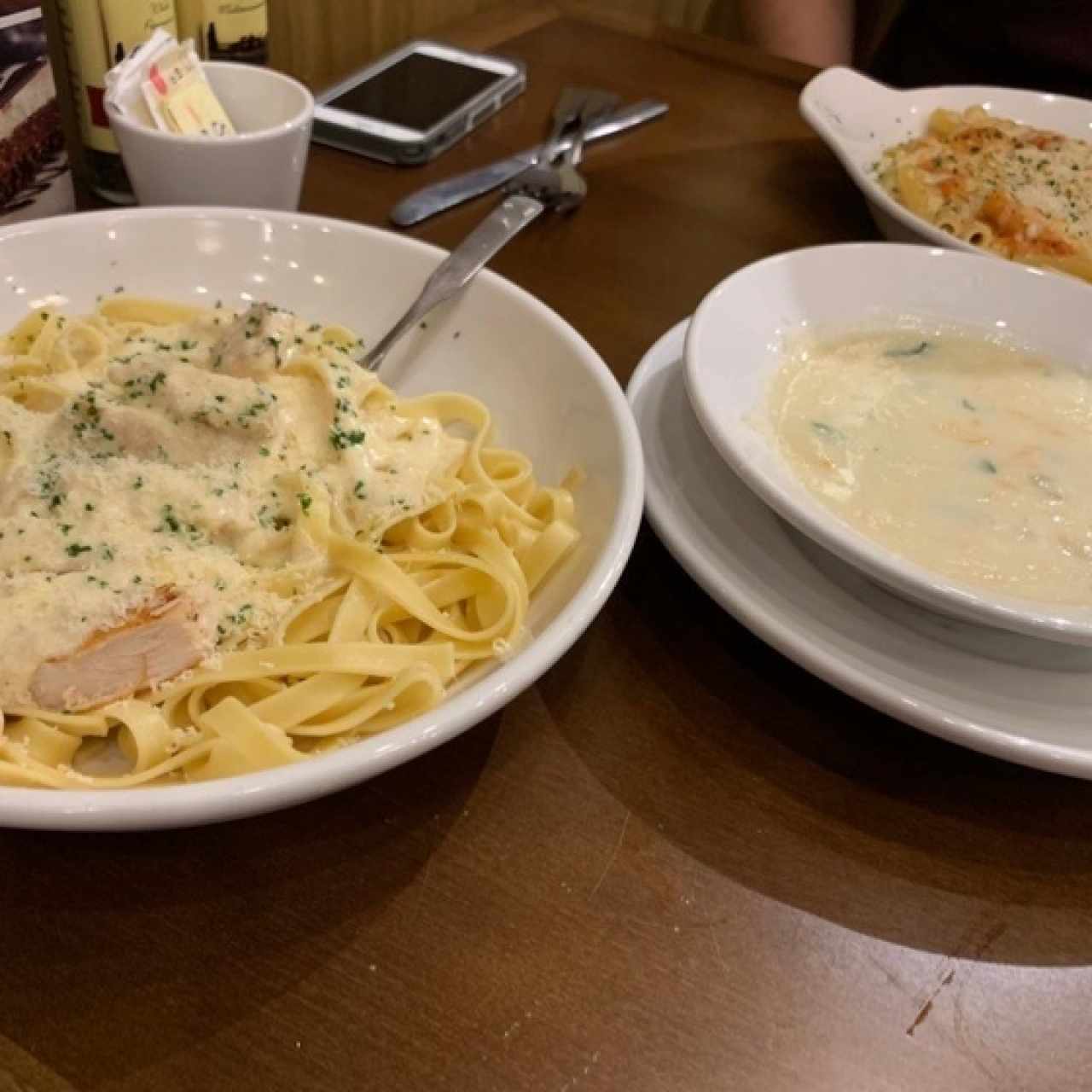 Fettucini alfredo con pollo, crema de gnocci con pollo 