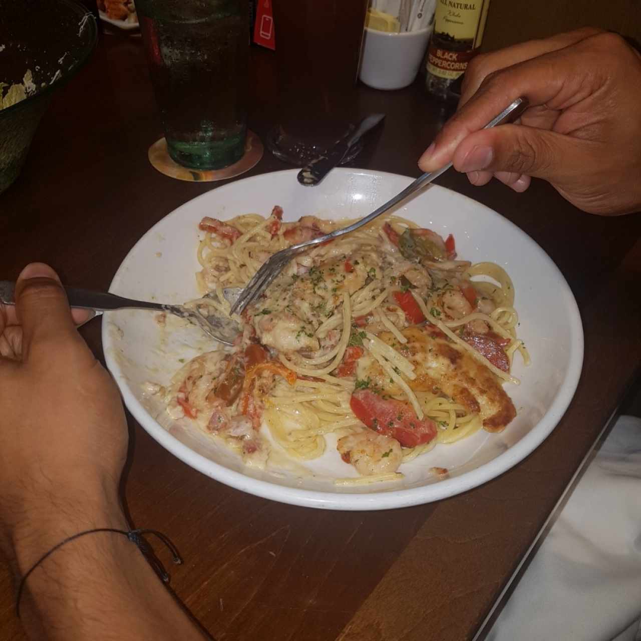 Pasta con Pollo y Camarones en Salsa Carbonara 