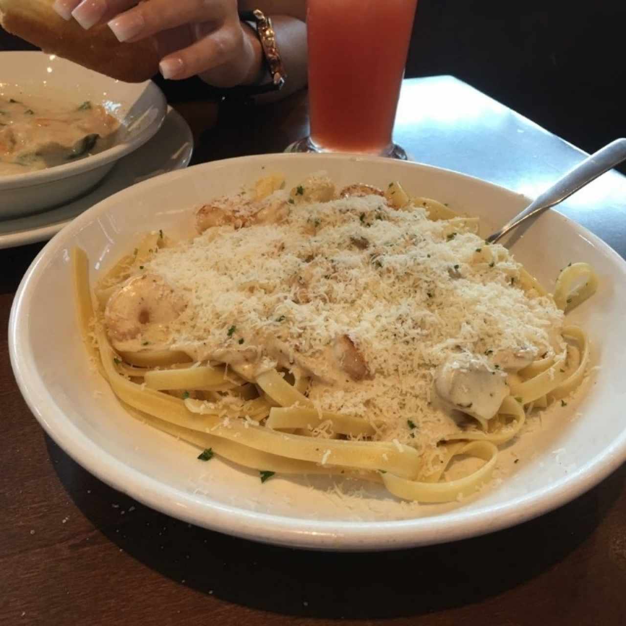 Pasta en salsa de hongos y camarones