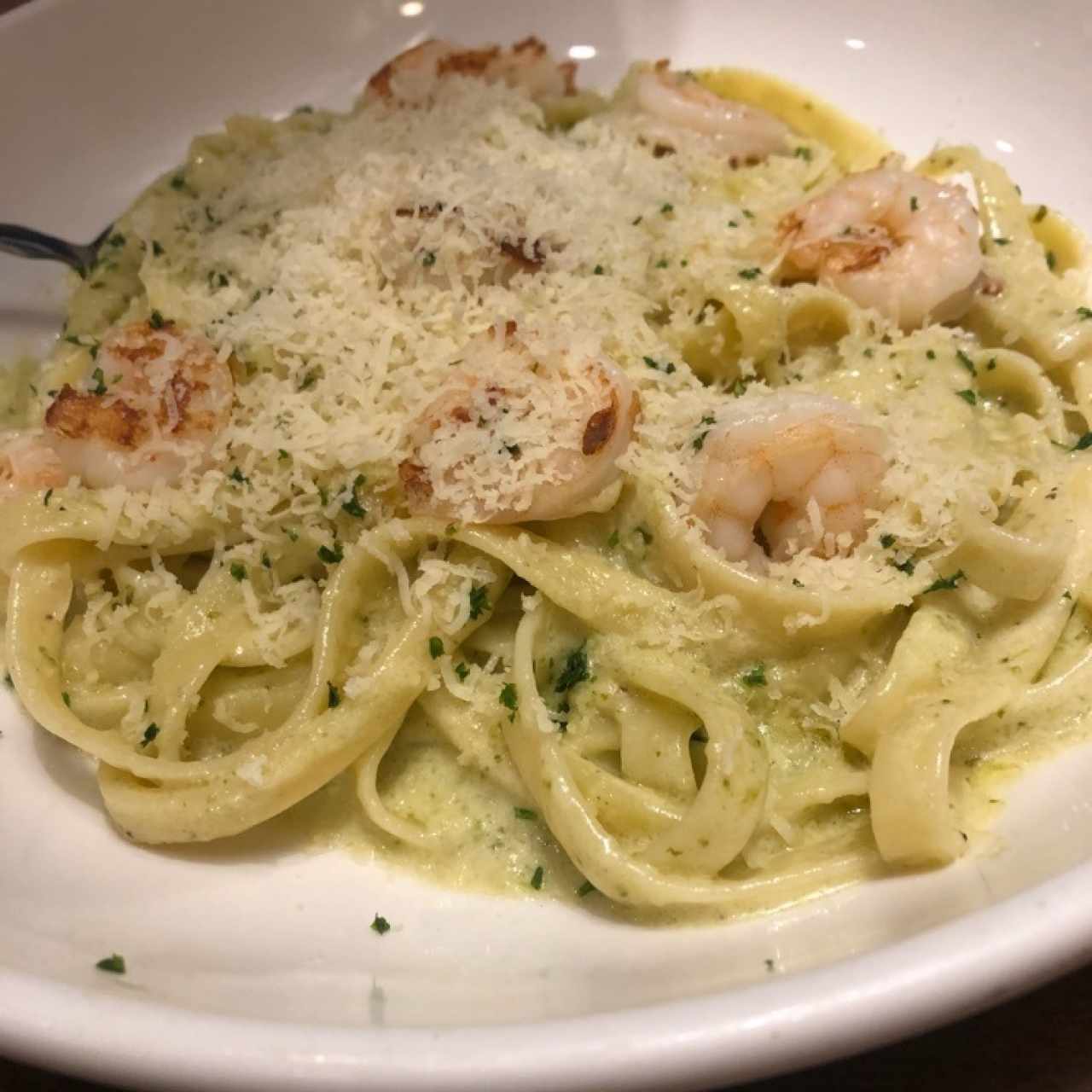 fetuccini con crema al pesto y camarones