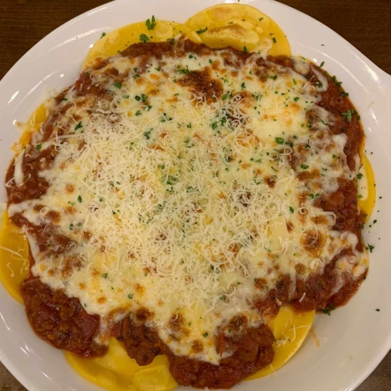 cheese ravioli en salsa bolognesa